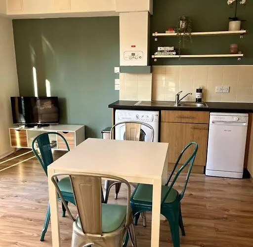 Colourful, Bright And Chic 2 Storey Apartmán *