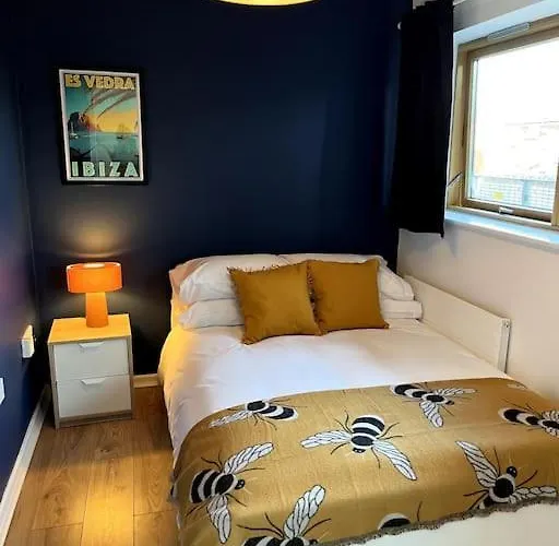 Colourful, Bright And Chic 2 Storey * Manchester