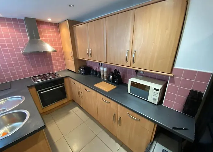 7 Bed - Spacious House - Central