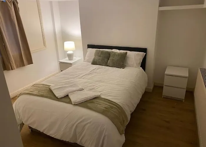 7 Bed - Spacious House - Central