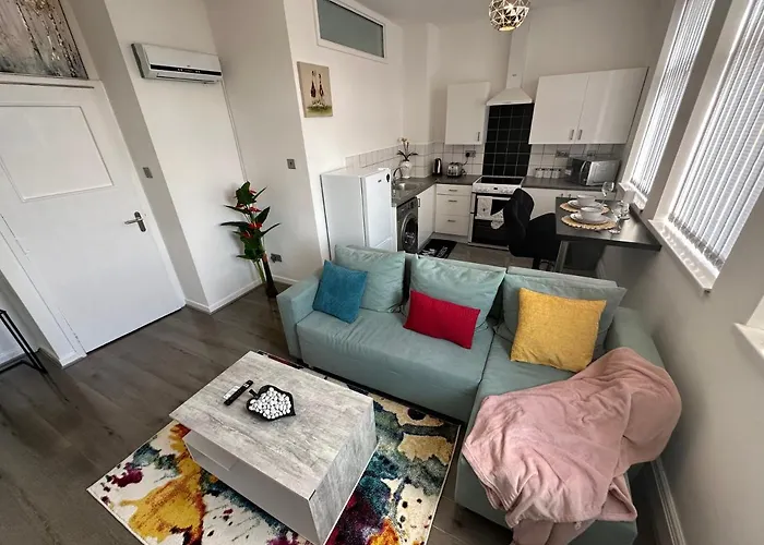 2 Bedroom Flat Close To City, Stadium And Coop Arena Apartmán *