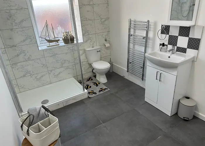 2 Bedroom Flat Close To City, Stadium And Coop Arena