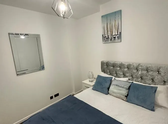 2 Bedroom Flat Close To City, Stadium And Coop Arena Apartmán *