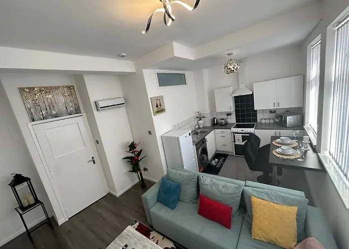 2 Bedroom Flat Close To City, Stadium And Coop Arena Apartmán *