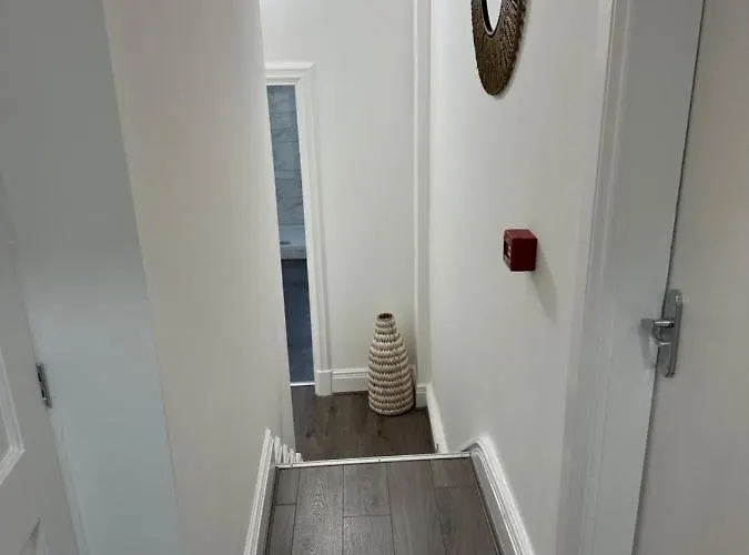 2 Bedroom Flat Close To City, Stadium And Coop Arena Apartmán