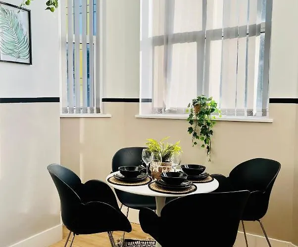 Bright And Spacious 2 Bed Apt - Sleeps Up To 6 *