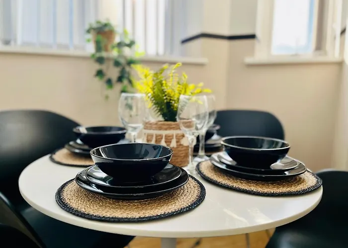 Bright And Spacious 2 Bed Apt - Sleeps Up To 6 Διαμέρισμα