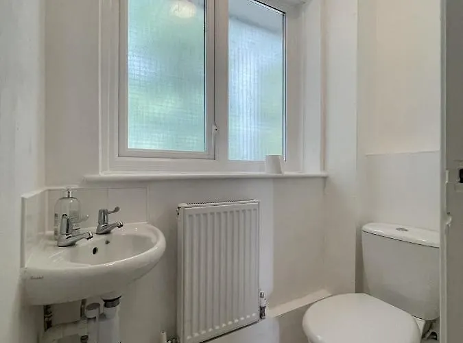 Bright, Warm & Cozy House In Harpurhey *