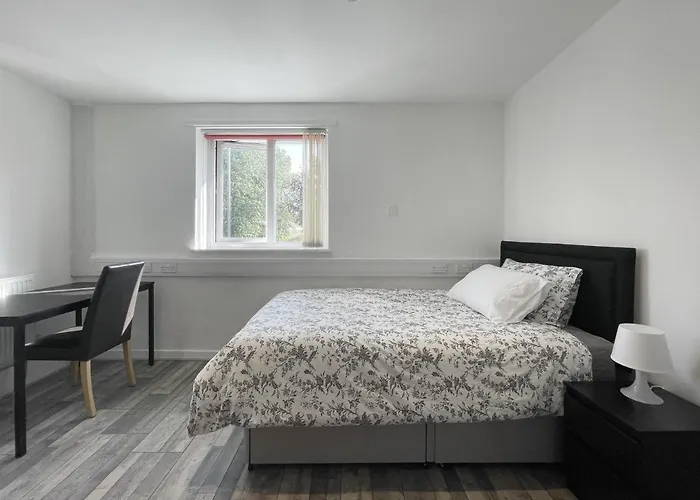 Bright, Warm & Cozy House In Harpurhey *