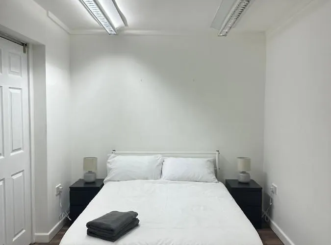 Bright, Warm & Cozy House In Harpurhey *