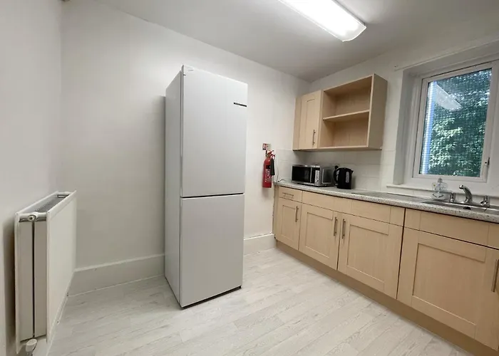 Bright, Warm & Cozy House In Harpurhey *