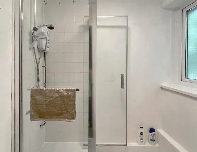 Bright, Warm & Cozy House In Harpurhey