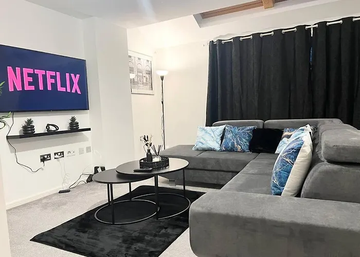 Secure Parking 3 Bedroom Stylish House With Garden Lägenhet