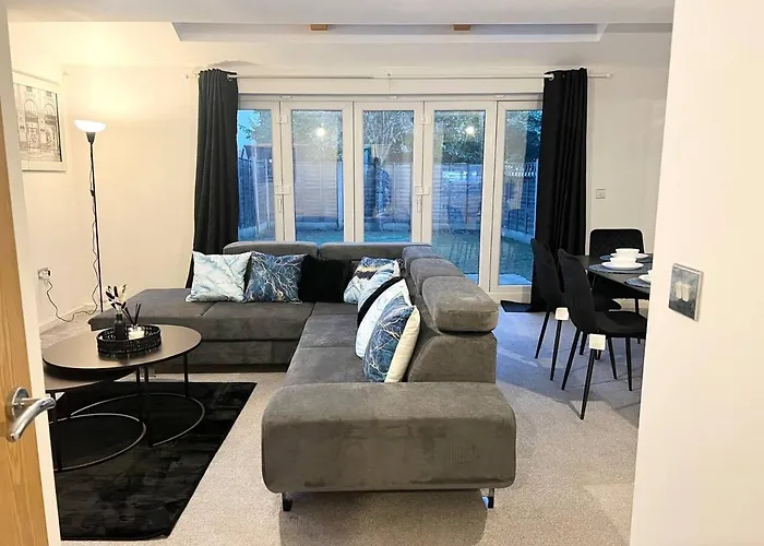 Διαμέρισμα Secure Parking 3 Bedroom Stylish House With Garden