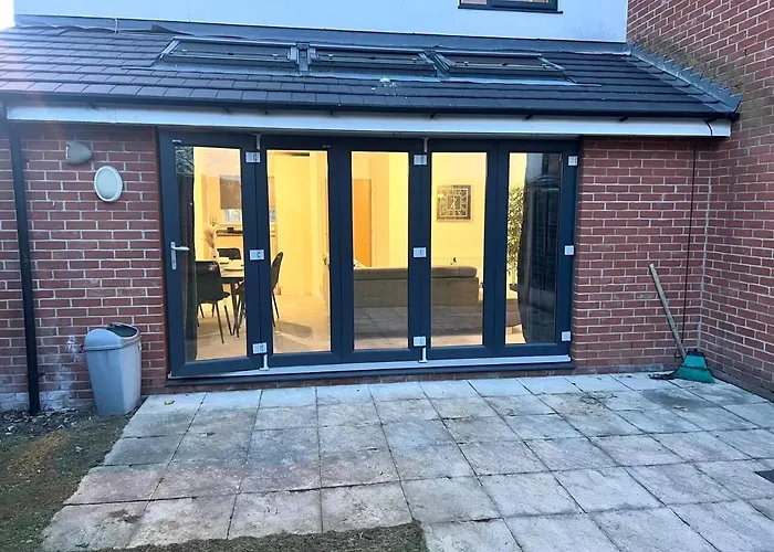 Secure Parking 3 Bedroom Stylish House With Garden Manchester