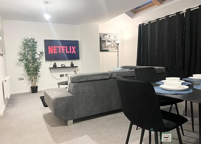 Secure Parking 3 Bedroom Stylish House With Garden Daire *