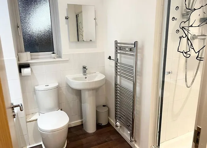 Secure Parking 3 Bedroom Stylish House With Garden