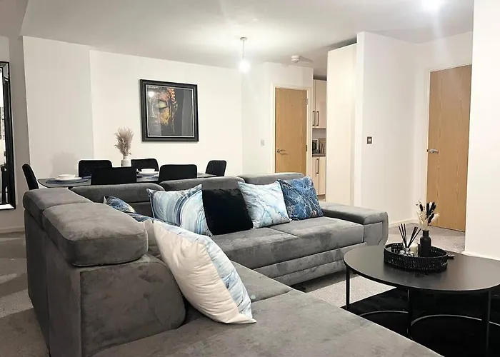 Secure Parking 3 Bedroom Stylish House With Garden