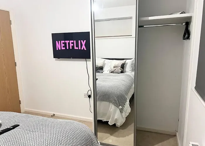 Secure Parking 3 Bedroom Stylish House With Garden * Manchester