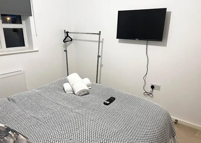 Secure Parking 3 Bedroom Stylish House With Garden *