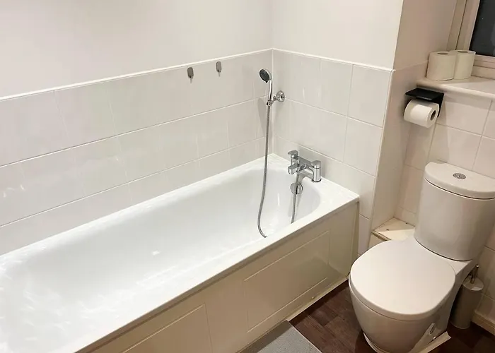 Secure Parking 3 Bedroom Stylish House With Garden Διαμέρισμα *