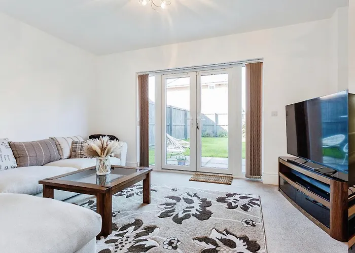 Family-Friendly 4-Bedroom House In Moston With Parking And Garden *