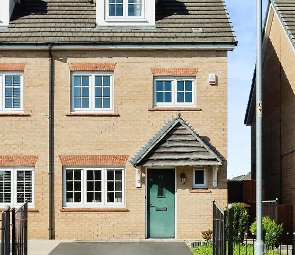 Family-Friendly 4-Bedroom House In Moston With Parking And Garden *