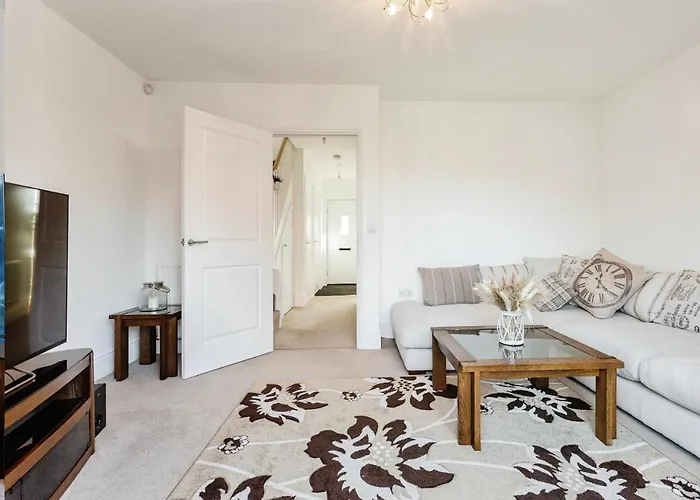 4 Bedroom Town House- Free Parking, Perfect For Families And Contractors 度假居