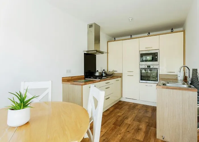 Family-Friendly 4-Bedroom House In Moston With Parking And Garden *