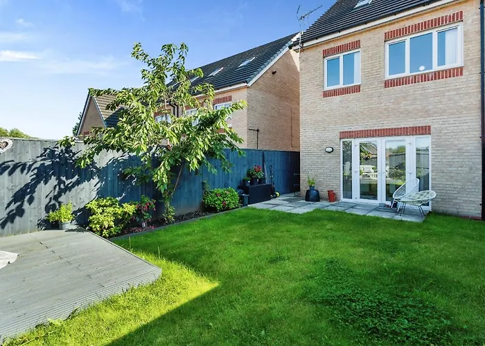 Casa de Férias Family-Friendly 4-Bedroom House In Moston With Parking And Garden