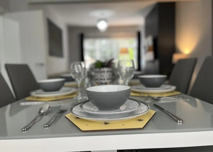 Modern 3-bed Stay-away-home Sleeps 6 Nr *