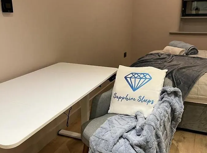 M1 Centre 3 Bed 3 Bath Luxe Penthouse *