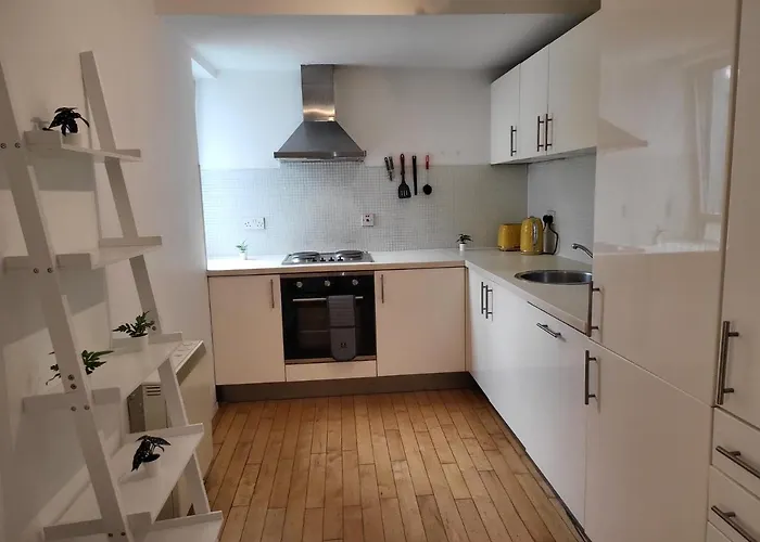 Luxury 2 Bed On River, Wifi, Parking, Garden شقة *