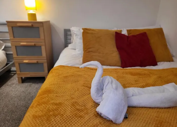 Luxury 2 Bed On River, Wifi, Parking, Garden 맨체스터