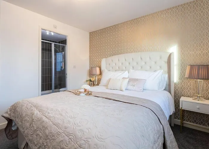 Beautifully Designed 3 Bed House - In