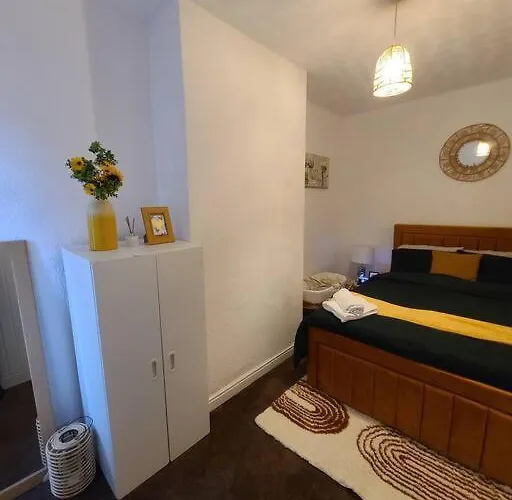 펜션 Business Friendly 2br House Sleeps 5, Wi-fi, Workspace & Free Parking *