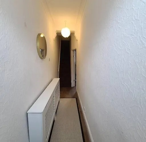 Business Friendly 2br House Sleeps 5, Wi-fi, Workspace & Free Parking