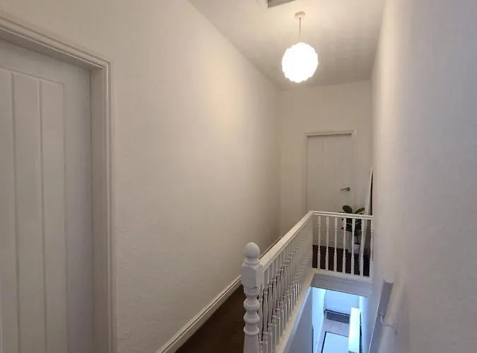 펜션 Business Friendly 2br House Sleeps 5, Wi-fi, Workspace & Free Parking *