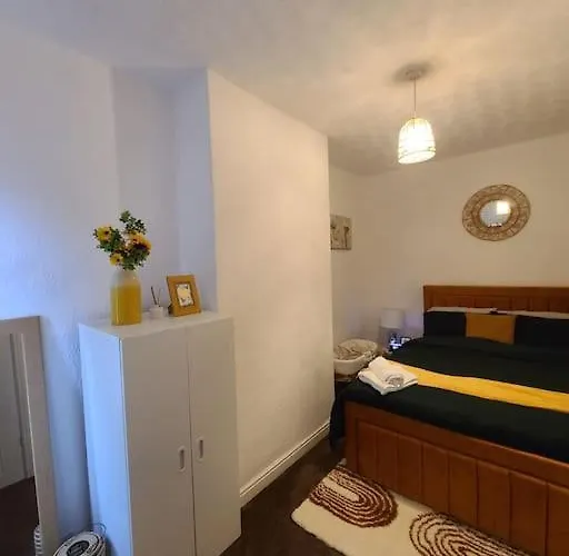 펜션 Business Friendly 2br House Sleeps 5, Wi-fi, Workspace & Free Parking 맨체스터