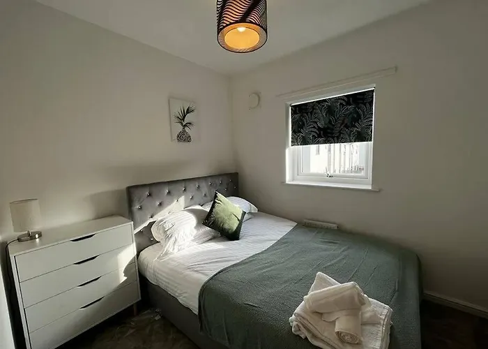 Dom wakacyjny Deluxe 4 Bed House Near The Etihad By Snoozystays *