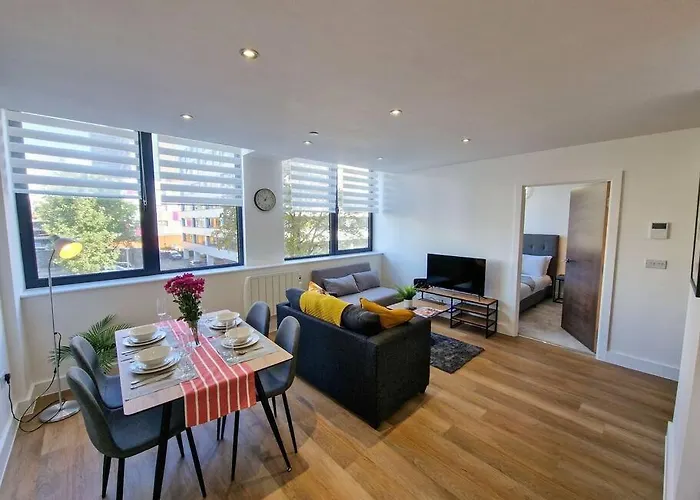 Free Parking: Old Trafford Apartment *