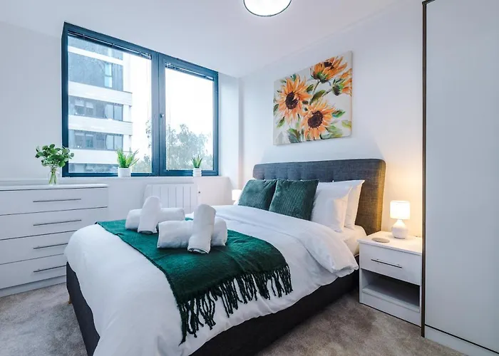 New! Stylish 2-bed In By 53 Degrees - Amazing Location, Ideal For Small Groups - Sleeps 4! 아파트 *