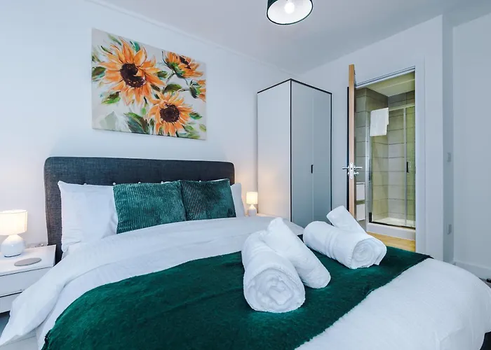 New! Stylish 2-bed In By 53 Degrees - Amazing Location, Ideal For Small Groups - Sleeps 4! * Manchester