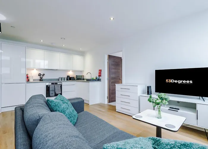 New! Stylish 2-bed In By 53 Degrees - Amazing Location, Ideal For Small Groups - Sleeps 4!