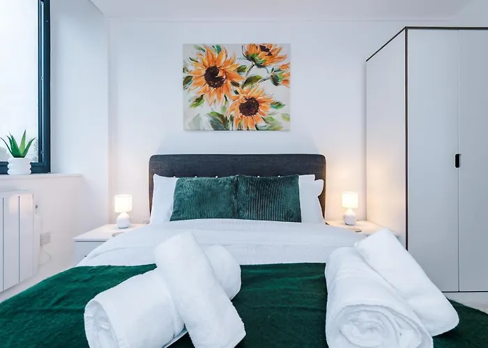 New! Stylish 2-bed In By 53 Degrees - Amazing Location, Ideal For Small Groups - Sleeps 4! Appartamento