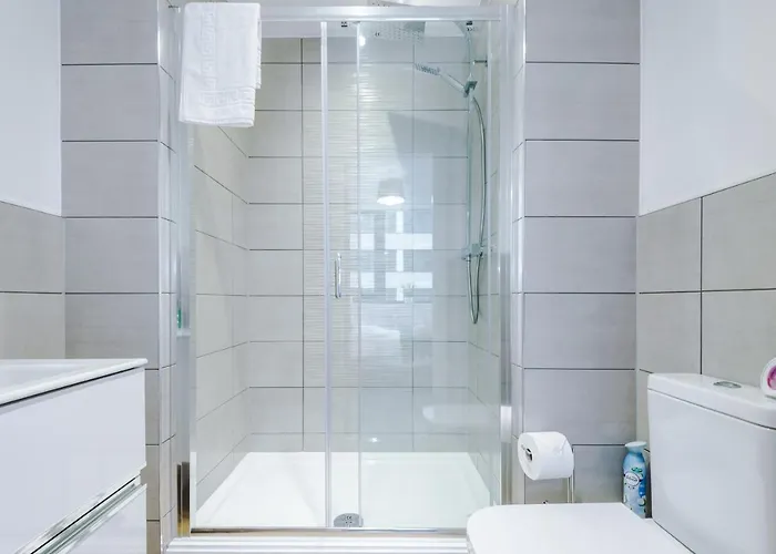 New! Stylish 2-bed In By 53 Degrees - Amazing Location, Ideal For Small Groups - Sleeps 4!