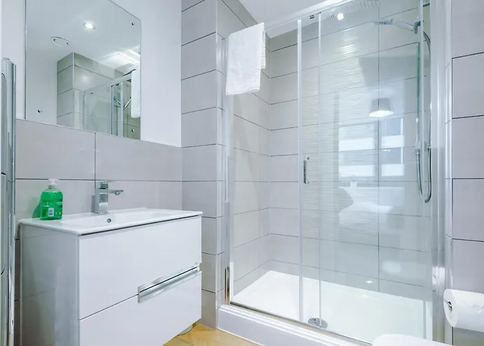 New! Stylish 2-bed In By 53 Degrees - Amazing Location, Ideal For Small Groups - Sleeps 4!