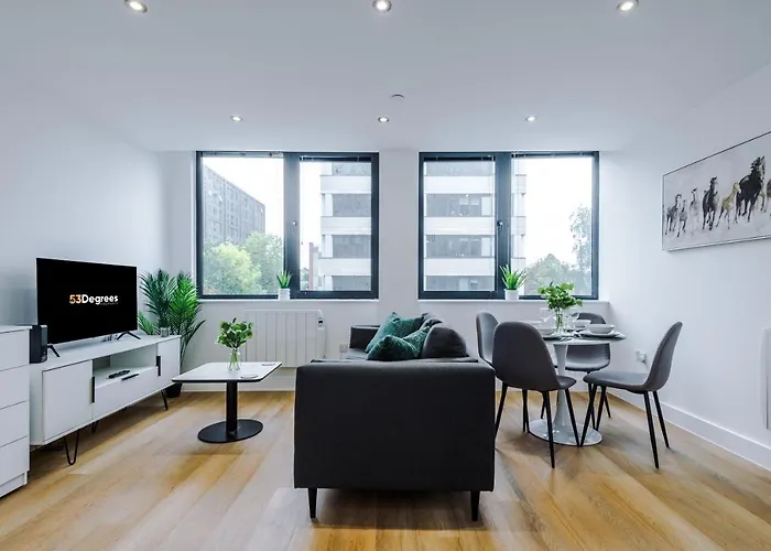 New! Stylish 2-bed In By 53 Degrees - Amazing Location, Ideal For Small Groups - Sleeps 4! *