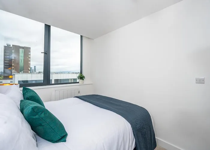 2 Bed - 5 Mins From Old Trafford *