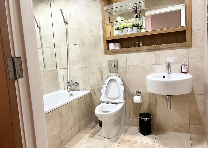 Free Parking 2 Bedroom アパート *